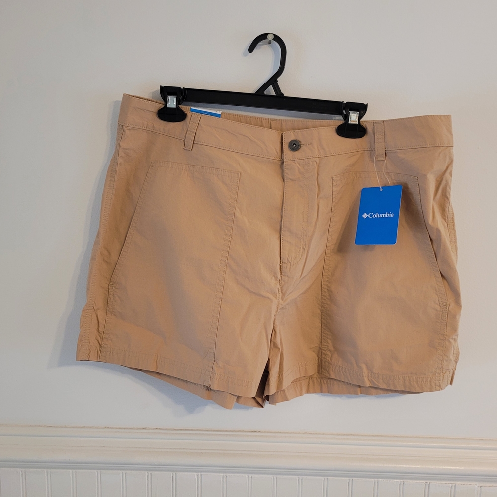 Columbia New With Tags  Womens  Casual Tan Shorts Size 18